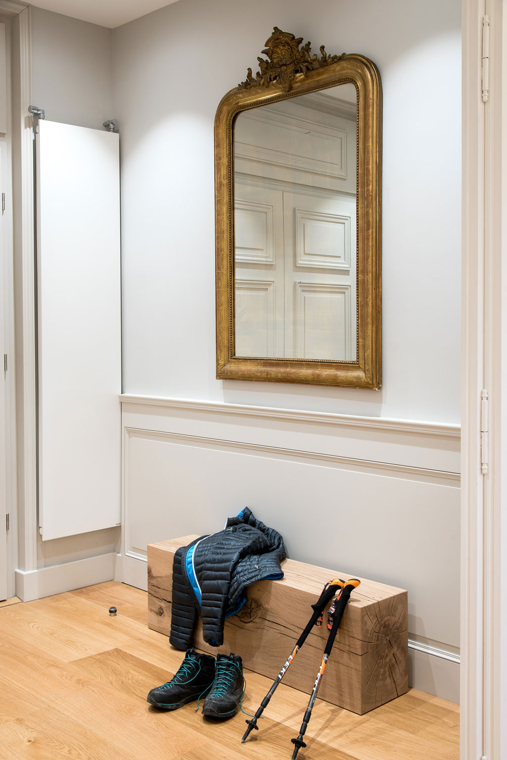 Entrance Majestic5 with authentic mirror